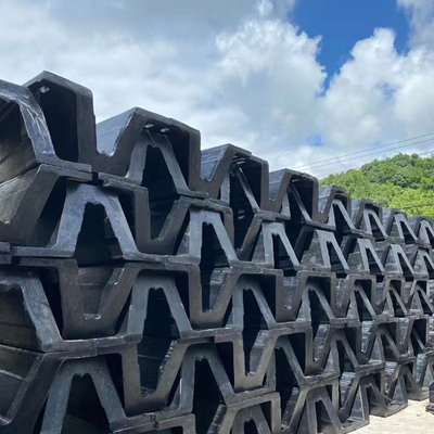 Tipo di gomma naturale cuscino ammortizzatore del nero V di V300*1000L per il molo del porto