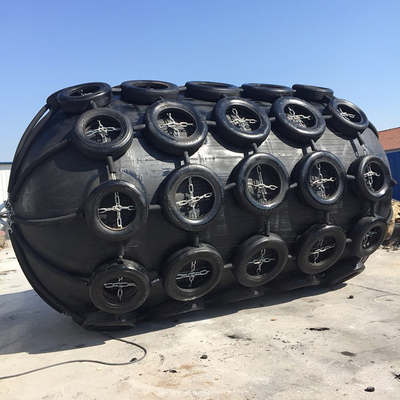 Il parafango in gomma pneumatica da 50 kPa per nave navale con pneumatici e catene protegge la nave portuale
