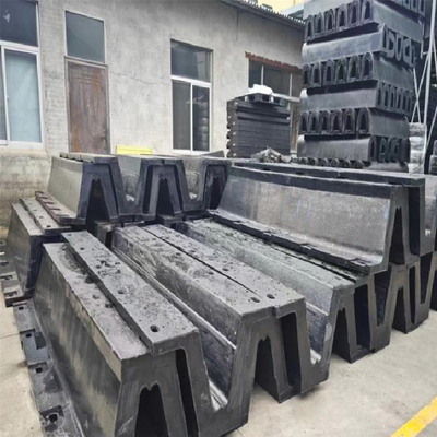 Fender di gomma a arco nero per una protezione duratura del porto e del molo