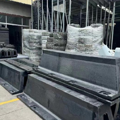 Fender di gomma a arco nero per una protezione duratura del porto e del molo