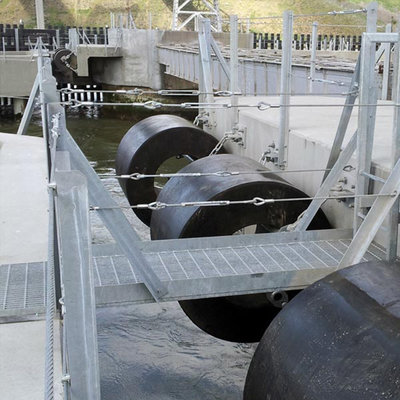 Fendine marine cilindriche in gomma per le banchine delle navi