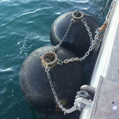 Costruzione in gomma resistente Paraspruzzi subacquei Eccellente dissipazione dell'energia Resistente agli agenti atmosferici